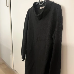 Klänning/ stickad oversize tröja  - Mysig svart stickad tröja/klänning. Oversize. Saknar snöre runt men går att ha med vanligt skärp eller utan. 