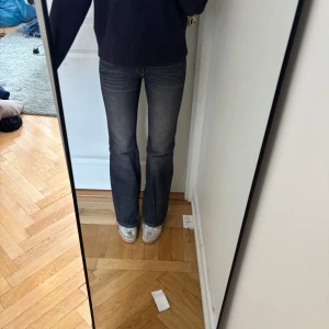 jeans lågmidjade weekday - svarta lågmidjade weekday jeans. Knappt använda. 