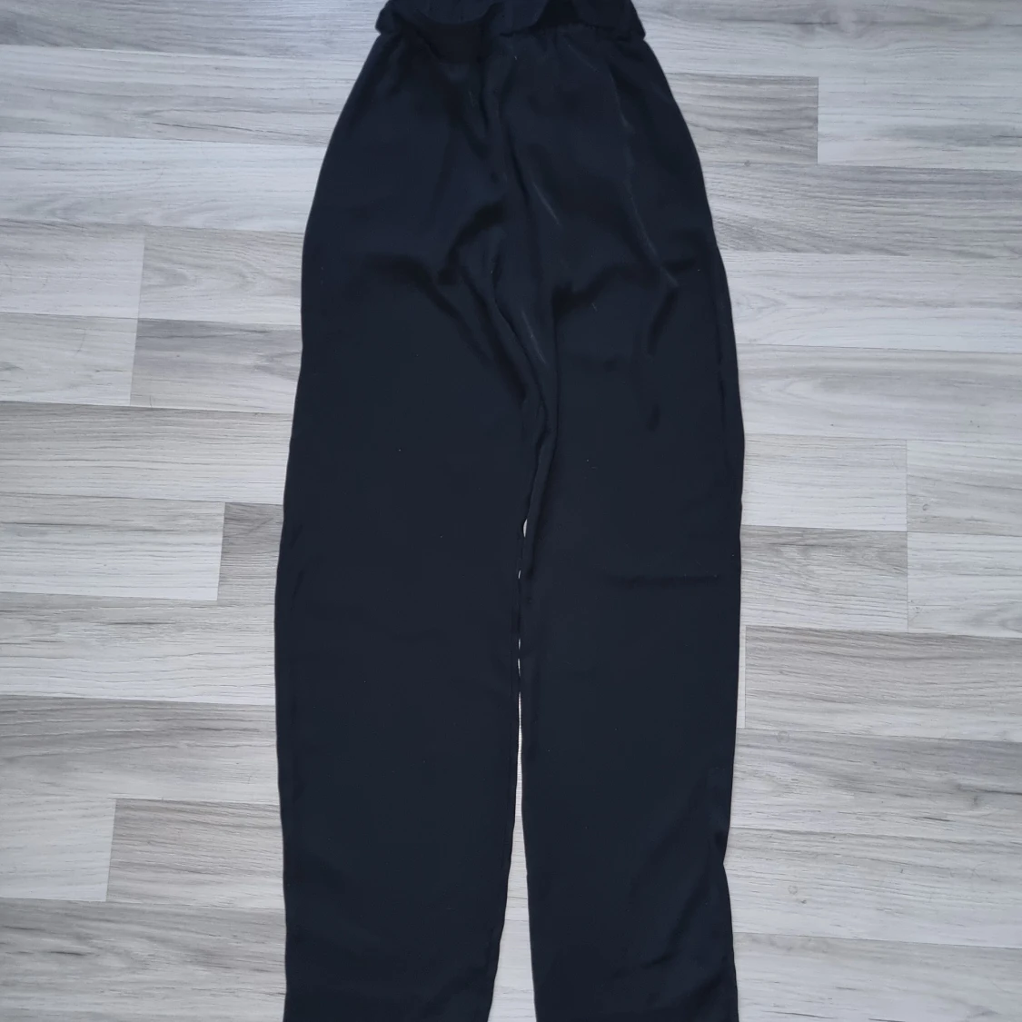 Svarta byxor med bälte från BikBok XS - 1