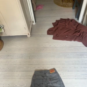 Grå Levi's jeans straight fit -  Tja Säljer ett par gråa Levi's jeans med klassisk femficksdesign och raka ben. Jeansen har hög midja och tydliga sömmar, samt den ikoniska läderpatchen bak i midjan. Perfekta för en chill och stilren look. Kom gärna med frågor och pris förslag 