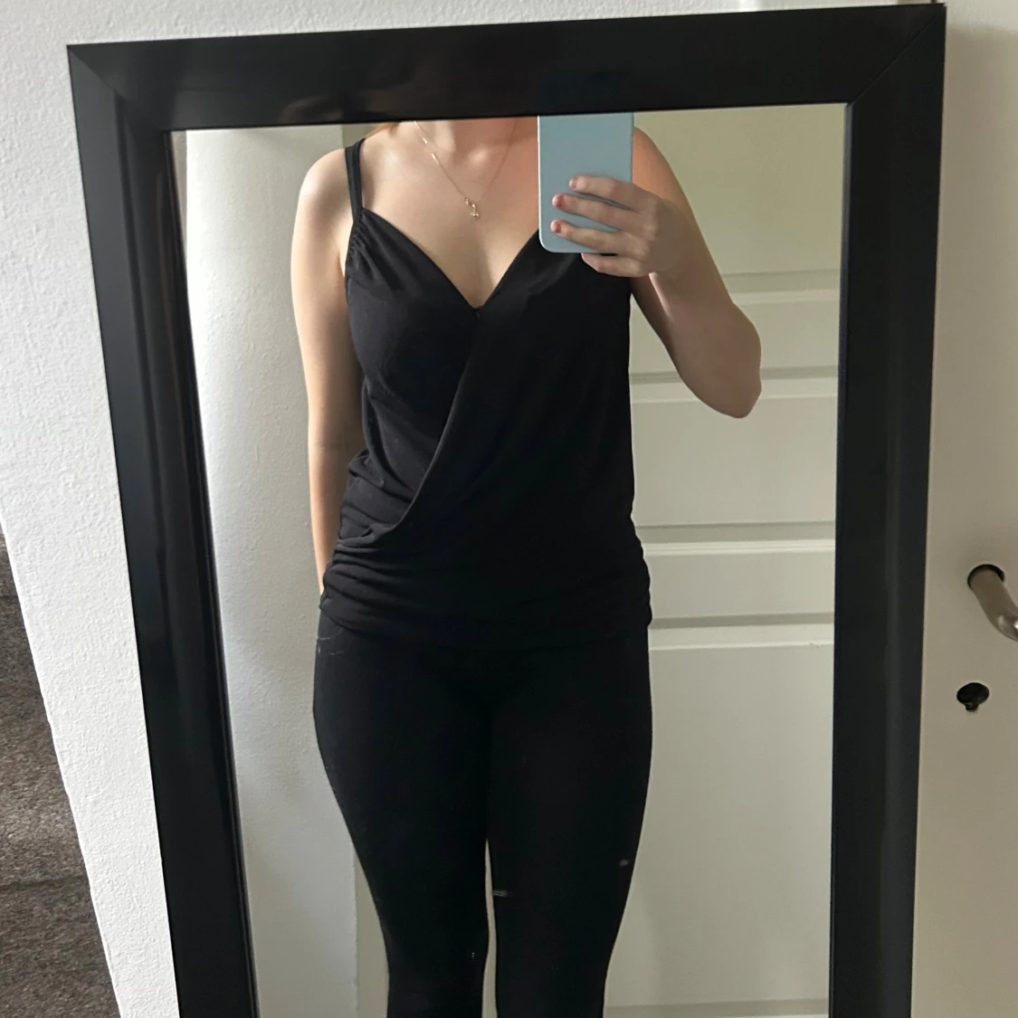 Svart omlott-linnetopp med smala axelband