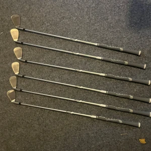 TaylorMade M4 Järnset - TaylorMade M4 järnset med 6 klubbor (6, 7, 8, 9, S, P). Klubbhuvudena visar normalt bruksslitage men är i gott skick. Greppen ser fräscha ut och passar både nybörjare och erfarna golfare. Perfekt för dig som vill ha kvalitetsklubbor till ett bra pris.