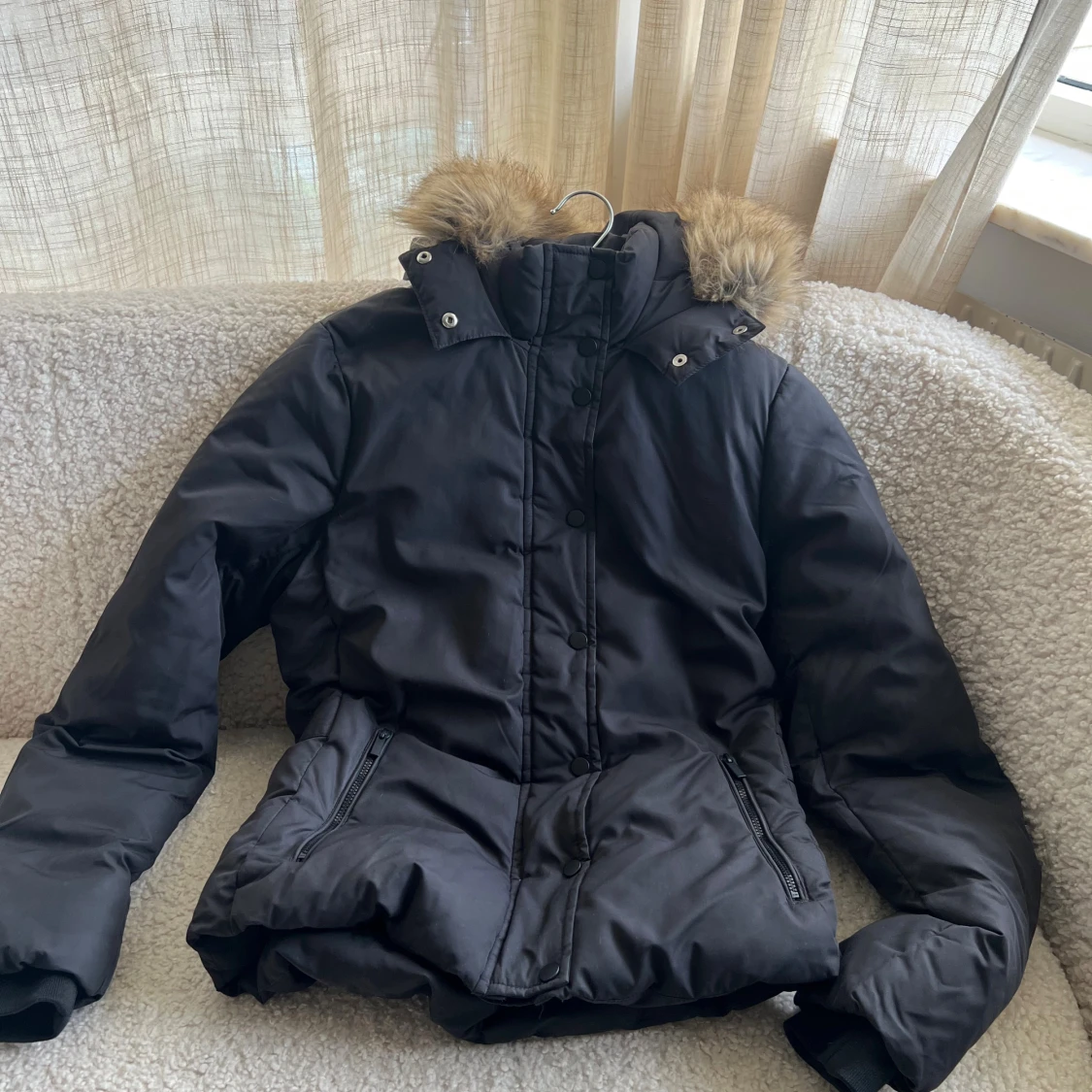 Svart pufferjacka med fuskpäls från H&M