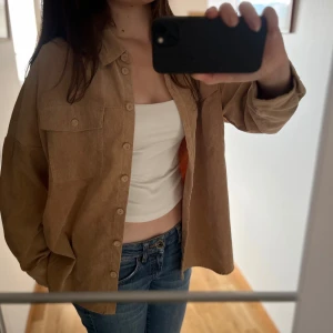 Beige overshirt 🍂🍂 - Perfekta tillägget till höstgarderoben! 🧡Passformen är loose och den stängs med knappar framtill. 🎃🍁Originalpris= 25€ 