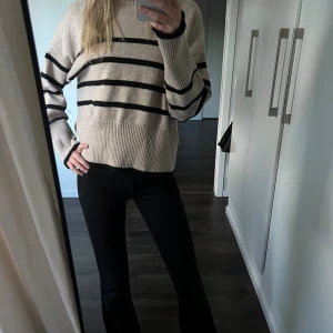Beige stickad tröja - Säljer en stickad tröja,  normal passform. En perfekt tröja till hösten. Materialet är mjukt och skönt.