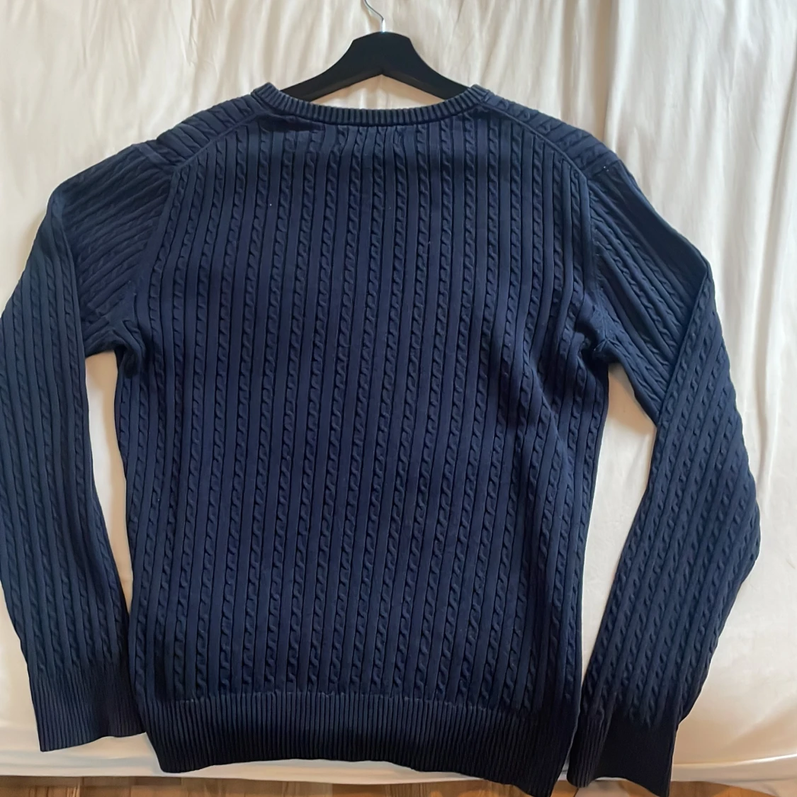 Mörkblå kabelstickad tröja från Riley - 1