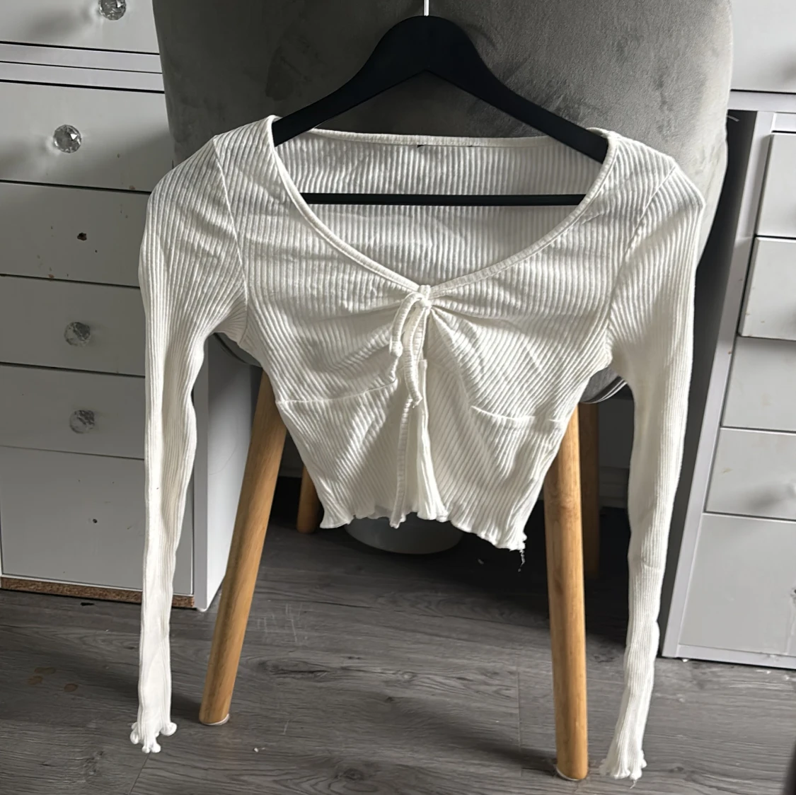 Vit ribbad croppad topp med snörning