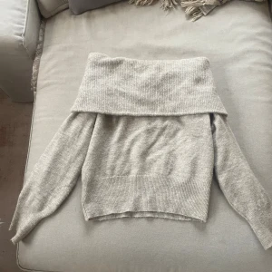 Ljusgrå offshoulder stickad tröja - Superfin och populär ljusgrå stickad tröja med offshoulder-krage från H&M . Jättefin tröja nu till hösten och passar till allt, perfekt för dig som vill ha en mysig men ändå snygg look🥰