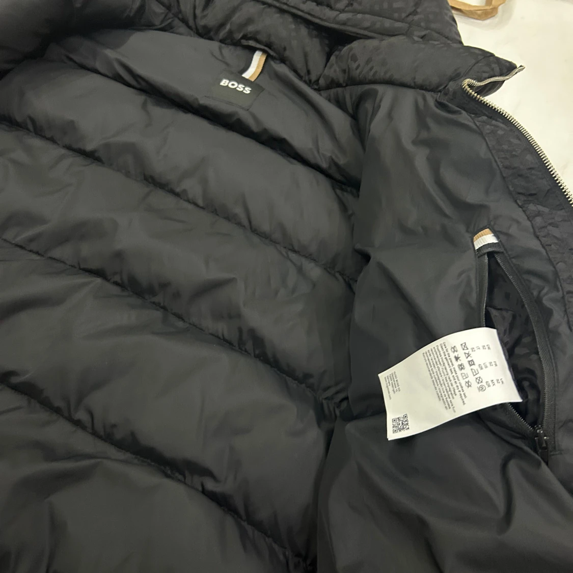 Svart pufferjacka från BOSS med huva - 2
