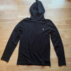 Svart polo Ralph lauren hoodie - Tjena, säljer min svarta polo Ralph lauren hoodie som har gula detaljer. Tröjan är i mycket bra skick. Har du några ytterligare frågor är de bara att ställa.