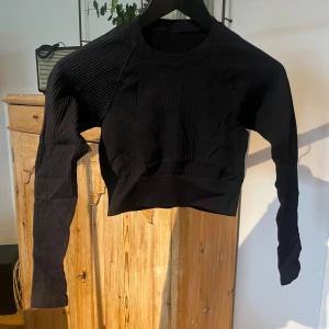 Kroppad träningströja  - Svart kroppad tight tränings tröja löpt på stadium 