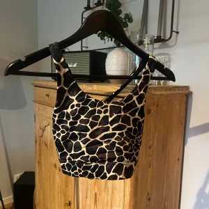 Bikini topp - Zebramönstrad bikini topp i en sportig modell