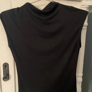 Svart topp ifrån gina - Svart topp ifrån gina. Använd fåtal gånger, storlek S!