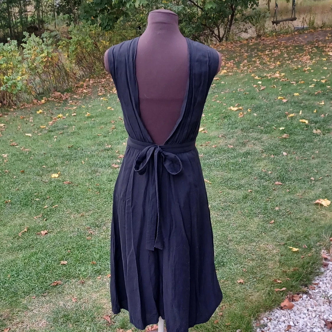 Svart långklänning med öppen rygg - 2