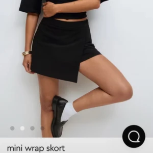 Skjorts - Svarta skjorts (kjol fram och shorts bak). Helt nya, aldrig använda.