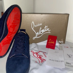 Mörkblå Christian Louboutin - Tja, säljer mina fett snygga looubs då jag vill köpa andra skor, köpte skorna förra månaden har inte haft dom länge alls. Kvitto finns, kort för äktighetsverifiering följer med också, dustbag följer också med.  Bara höra av er vid frågor