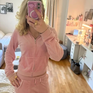 Juicy set rosa äkta - Juicy set me några minimal defekter, de e lite fläckar på insidan på byxbenet men de e ingenting som går o se när man har de på sig, en liten minimal svart fläck som man inte lägger märke till sen hålet i fickan går lätt o sy igen för hand eller med symaskin 