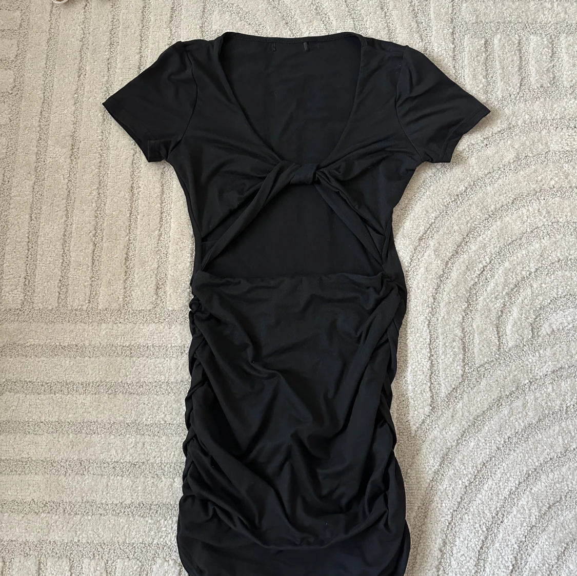 Svart kort klänning med knyt