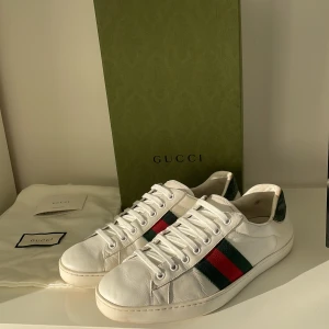 Gucci ace skor  - Säljer nu dessa snygga Gucci ace skor i uk 8 som motsvarar storlek 42, skriv för fler bilder/frågor🙌🏼