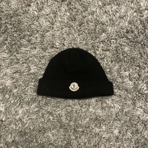 Moncler mössa - Hej, säljer nu min moncler mössa då jag ska köpa en ny till vintern, riktigt bra skick stilren och varm mössa. Fungerar bra till höst men också de snöiga vinterdagarna som kommer! Vid frågor eller liknande kontakta mig, vänlig hälsning Kalle!