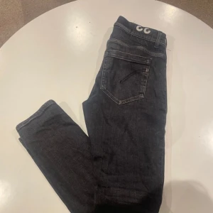 Dondup jeans - Säljer ett par neutrala dondup george som är använda bara några få gånger. Köpta på en butik i göteborg för drygt 3000. Hör av dig vid frågor eller fler bilder!