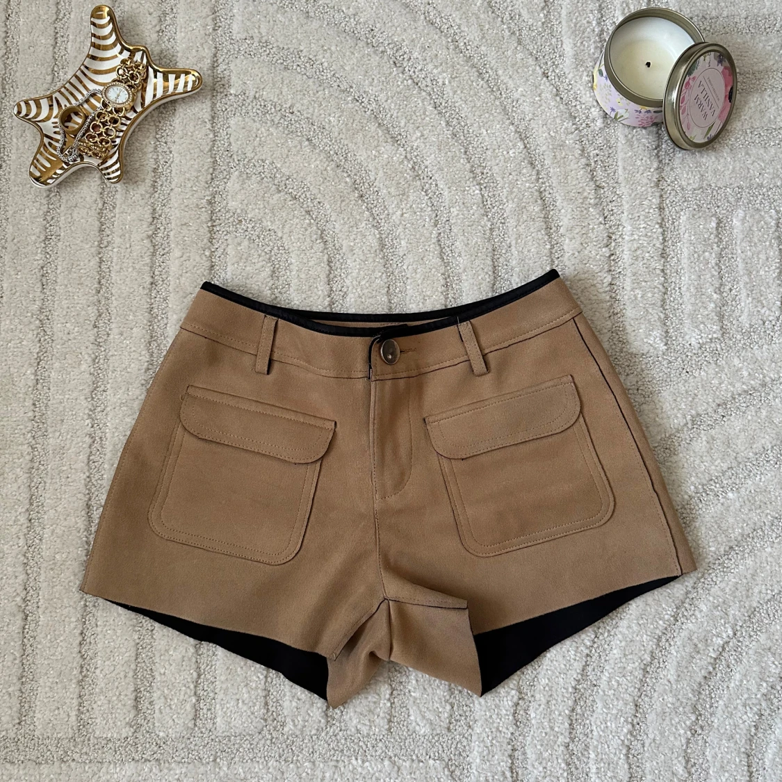 Beiga shorts med fickor och knapp