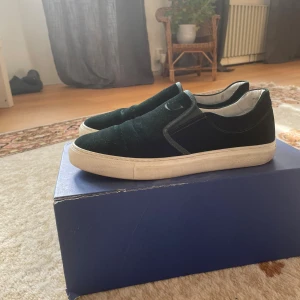 Jacob Cohën - Säljer ett par mörkgröna slip-on sneakers från Jacob Cohën. Knappt använda