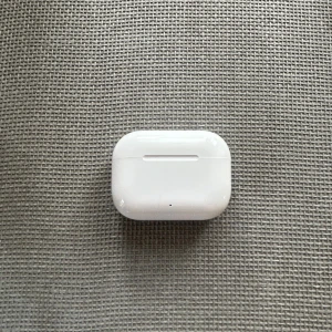 Hörlurar Pro - Snygga och välvårdade  Hörlurar Pro med laddningsetui. Trådlösa hörlurar med aktiv brusreducering och silikonproppar för bästa passform. Laddningsetui och hörlurar i nytt skick, inga synliga repor eller skador. Perfekt för musik, samtal och träning.