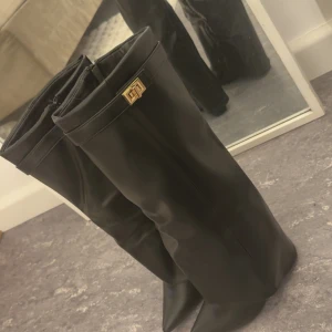 Sharkboots / Stövlar - Skit snygga men säljer pågrund av att jag blir alldeles för lång i dom, helt nya endast provat framför spegeln hemma. Jag har vanligtvis 38-39 men dom är små i storleken därför är dom i storlek 40. Nypris 985 Kan tänka mig att sänka priset