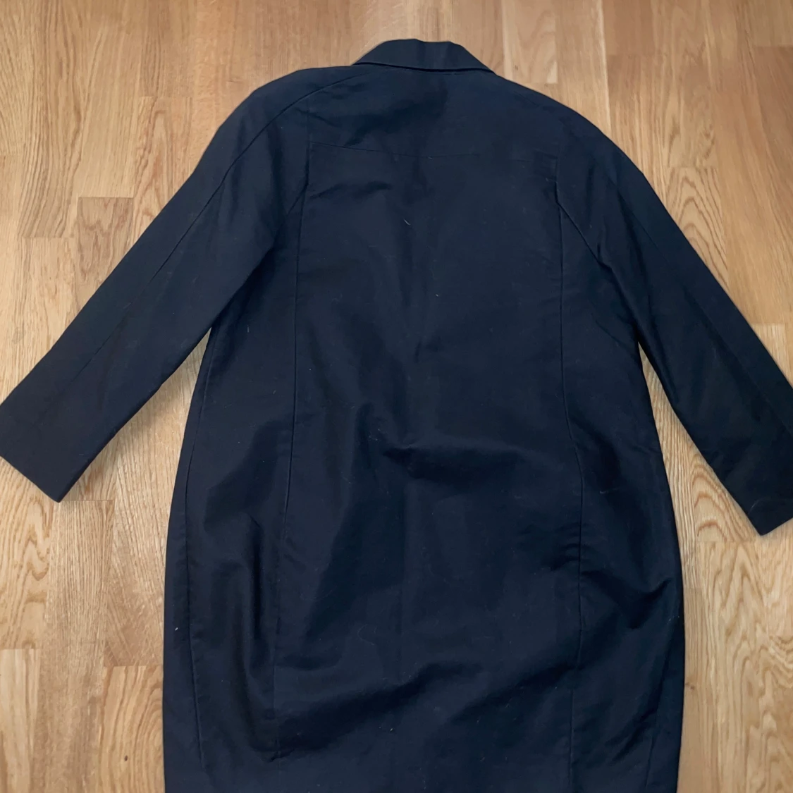 Svart kappa med knappar - 1