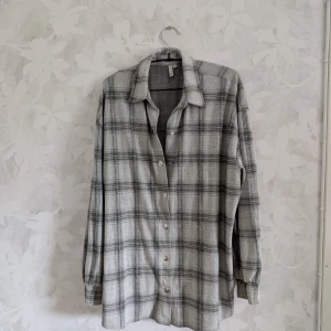 Grå rutig skjorta från NLY Trend XS - Populär och snygg grå skjorta från NLY Trend, oversized look 😊