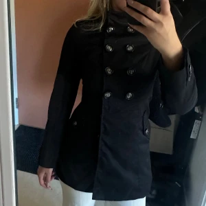 Svart kappa - Superfin kappa som går att knäppa på olika sätt🖤