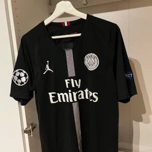 PSG Black kit - Fet oanvänd PSG tröja. Köpt för nåt år sen och har bara stått i garderoben då den inte passade mig. Sydda patches och sjuk kvalitet🔥Storlek M