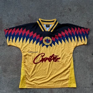 Corteiz T-shirt Street League - Retro fotbollströja från Street League i gul polyester. Priset går att diskuteras vid snabb affär!🙌