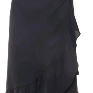 Svart omlottkjol från Neo Noir - Stilren svart omlottkjol från Neo Noir med volangdetalj längs nederkanten. Kjolen har en flowy känsla och passar perfekt till sneakers eller boots. Enkel att matcha och ger en snygg siluett.