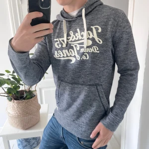 Hoodie med tryck - Hoodie med tryck, använd men inga defekter. Modellen är 180,75 kg. Storlek M! 