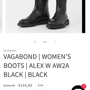Svarta höga boots  Vagabond - Stilrena svarta boots från Vagabond i modellen Alex W AW2A. Skorna är knähöga med rund tå, platt sula och dragkedja på insidan. Endast använda två gånger! 