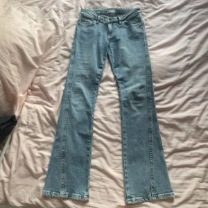 Bootcut jeans från Perfect Jeans - Ljusblå bootcut jeans från Perfect Jeans med snygga kontrastsömmar och broderad bakficka. Klassisk femficksmodell i mjukt denimtyg, perfekt för dig som gillar en retroinspirerad look med utsvängda ben. Säljer vidare för dem var för korta på mig!!❤️ 