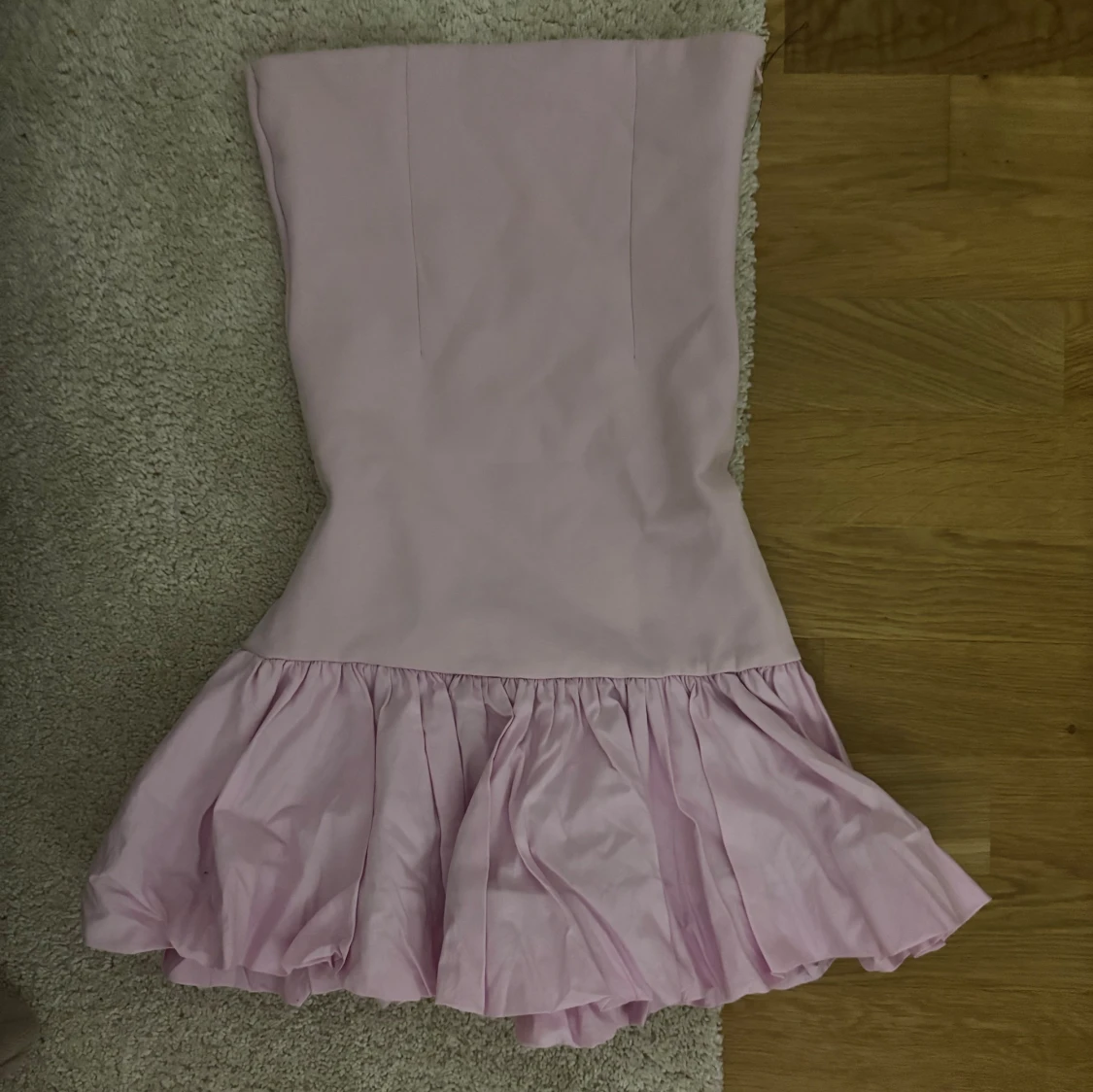 Axelbandslös rosa volangklänning - 1