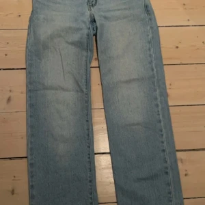 Abrand ljusblå raka jeans low waist - Ljusblå jeans från Abrand Jeans i modellen A '99 Low Straight. Jeansen har låg midja och raka ben, tillverkade i återvunnen bomull. Klassisk femficksmodell med snygg tvätt och enkel look.