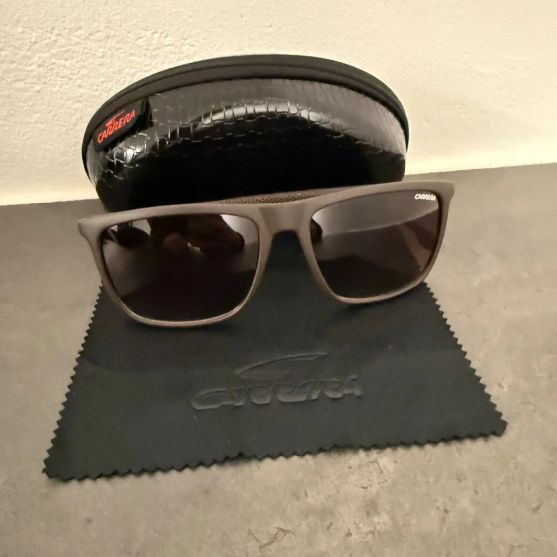 Bruna Carrera solglasögon med etui