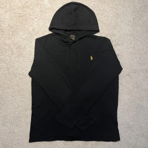 Ralph Lauren Hoodie Svart - Säljer denna fina ralph lauren hoodien som är använd men som är i bra skick och man kan inte klaga för det man får 👌. 100% äkta och fraktar samma dag ✅