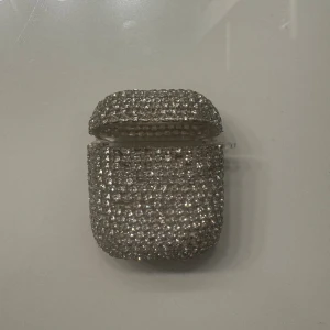 Apple AirPods fodral med glitter  - Snygga AirPods fodral i ett exklusivt, glittrande fodral täckt av strass.