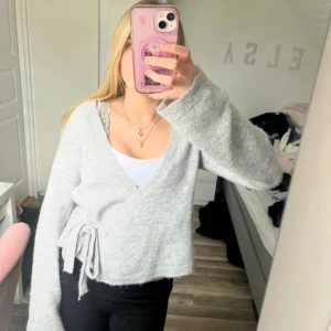 Grå stickad tröja med knut - Jätte fin och gullig tröja som inte används🩶