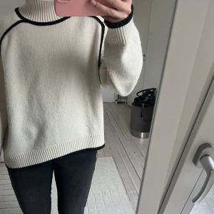 Stickad tröja - Säljer nu min skit snygga stickade tröja ifrån H&M. Tröjan har en svart kant creme vit färg. Perfekt nu till hösten!
