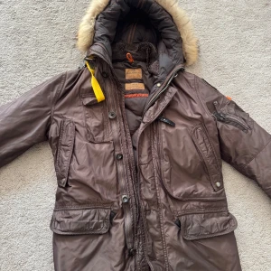 Parajumpers materpiece series jacka - Parajumpers jacka i använt skick men riktigt vinter jacka. Varm med massor av fickor