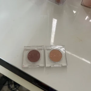 Ögonskugga Caia - 2 st ögonskuggor från Caia i färgen ”DATE NIGTH” och ”TAN” knappt använda! Köp båda för 100kr eller en för 45kr🥰 