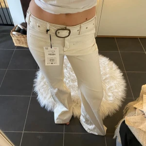 Bootcut jeans med bälte - Intressekoll på dessa:)