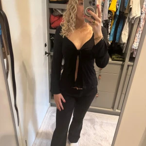 Topp - Populär Topp från Design by si. Perfekt för finare tillfällen!