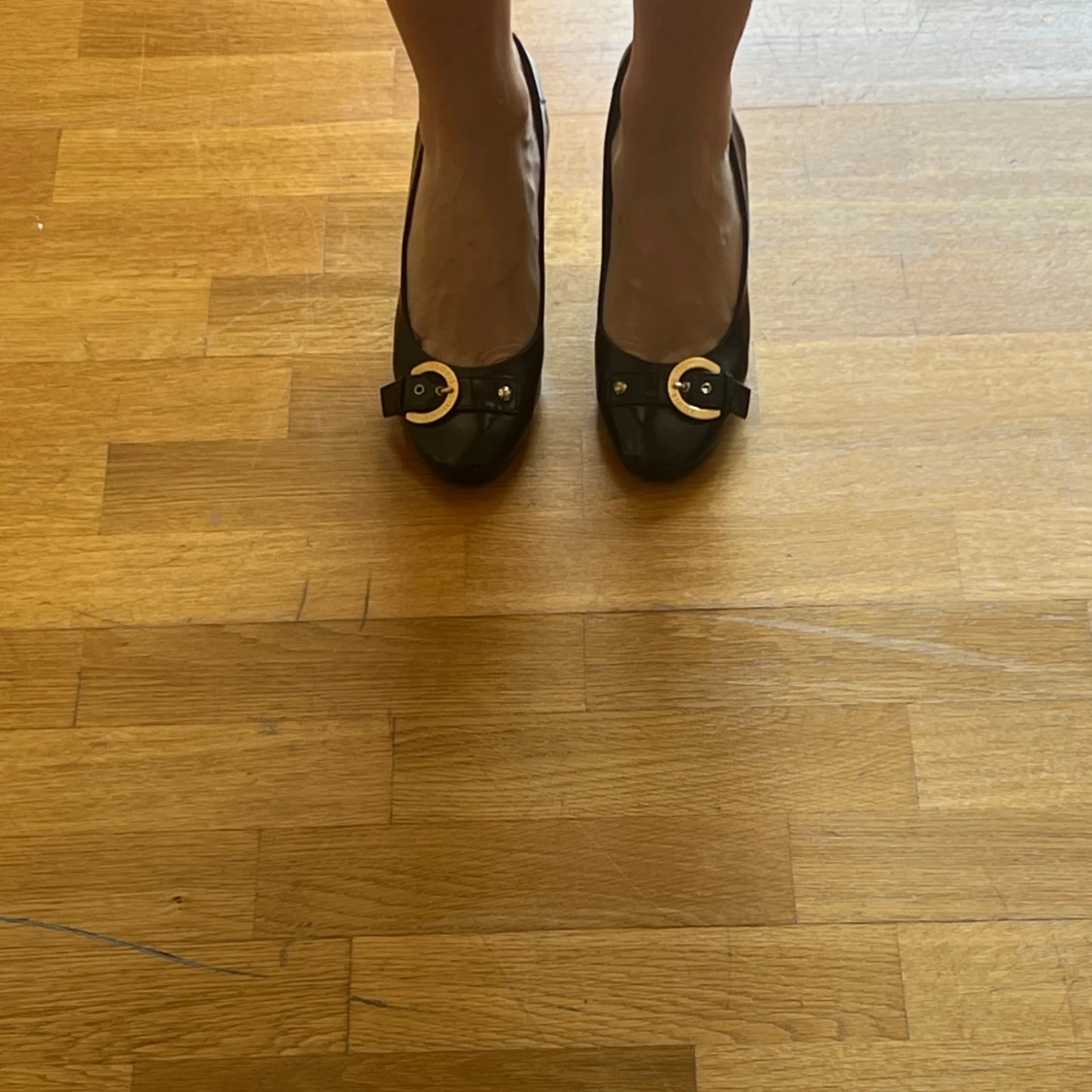 Louis Vuitton svarta pumps med guldspänne - 4